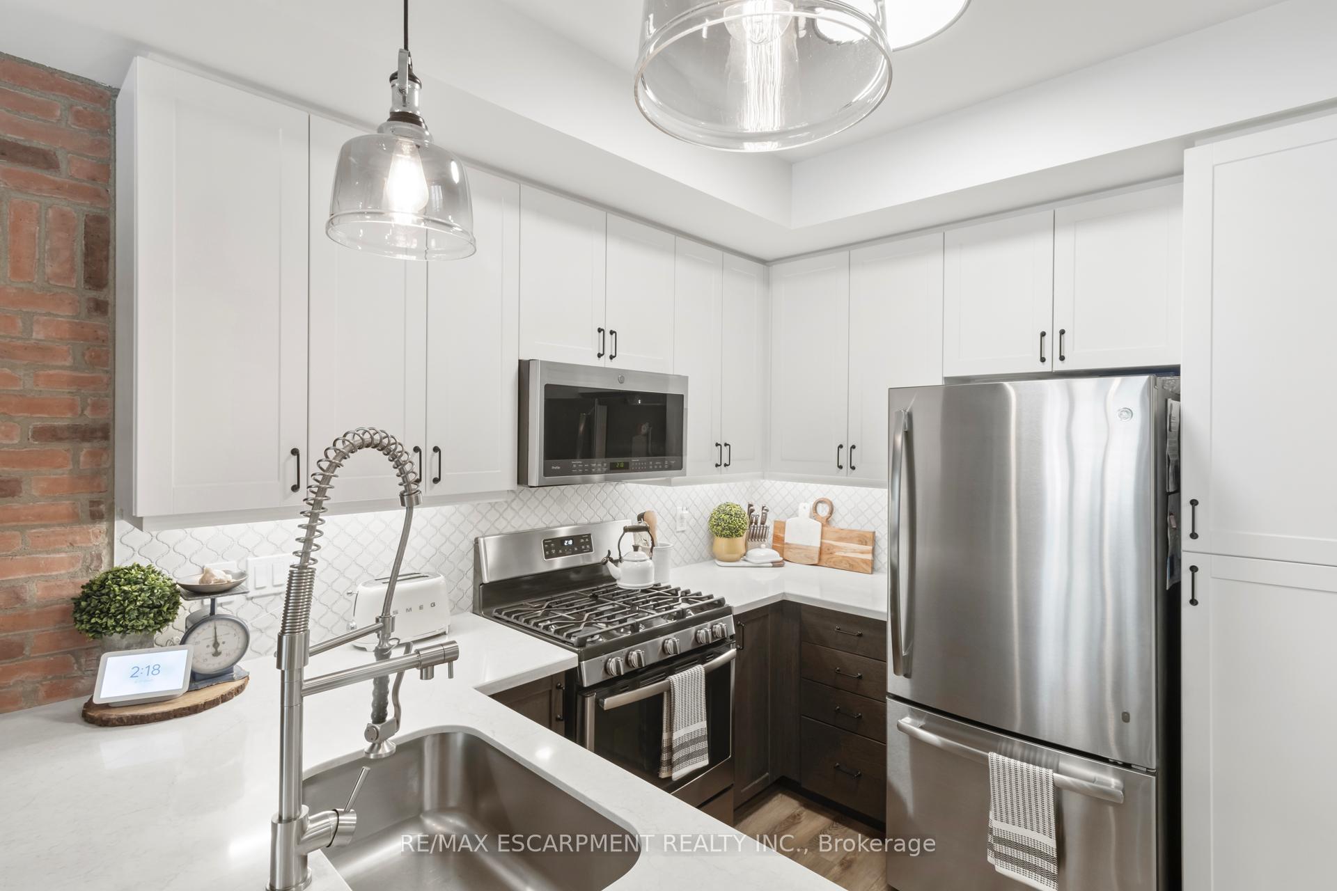 3 Bedrooms Condo at 2232 Bromsgrove, Mississauga For sale