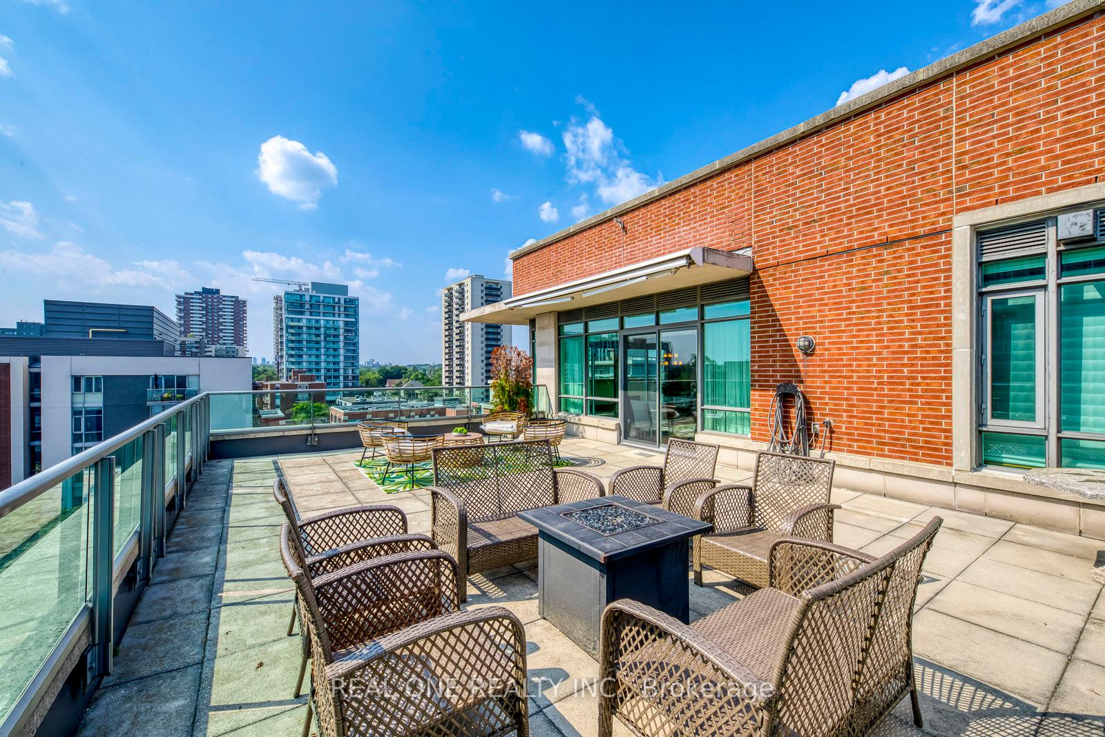 2 Bedrooms Condo at 65 Port,  Mississauga For sale