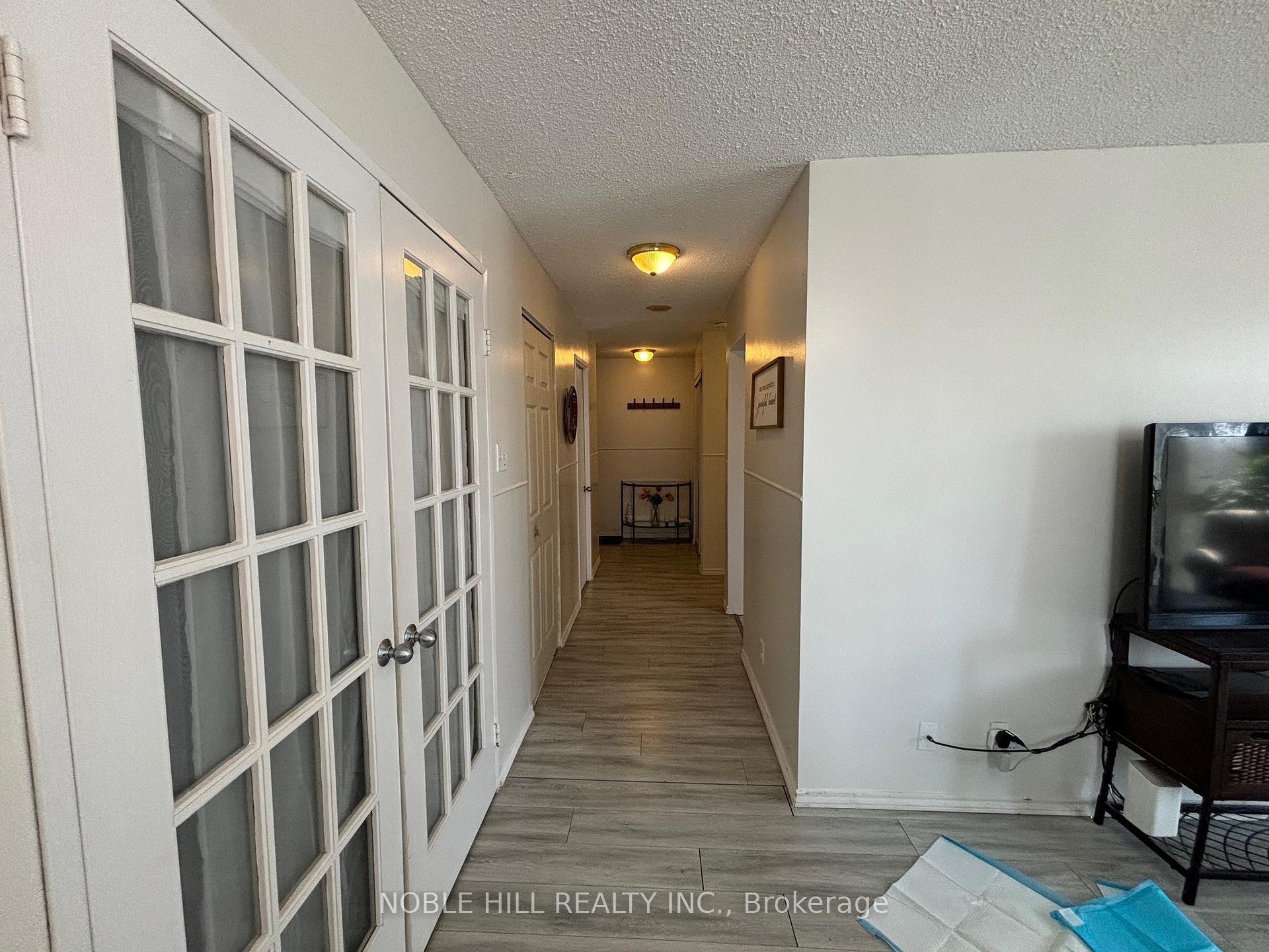 2 Bedrooms Condo at 61 markbrook,  Toronto For sale