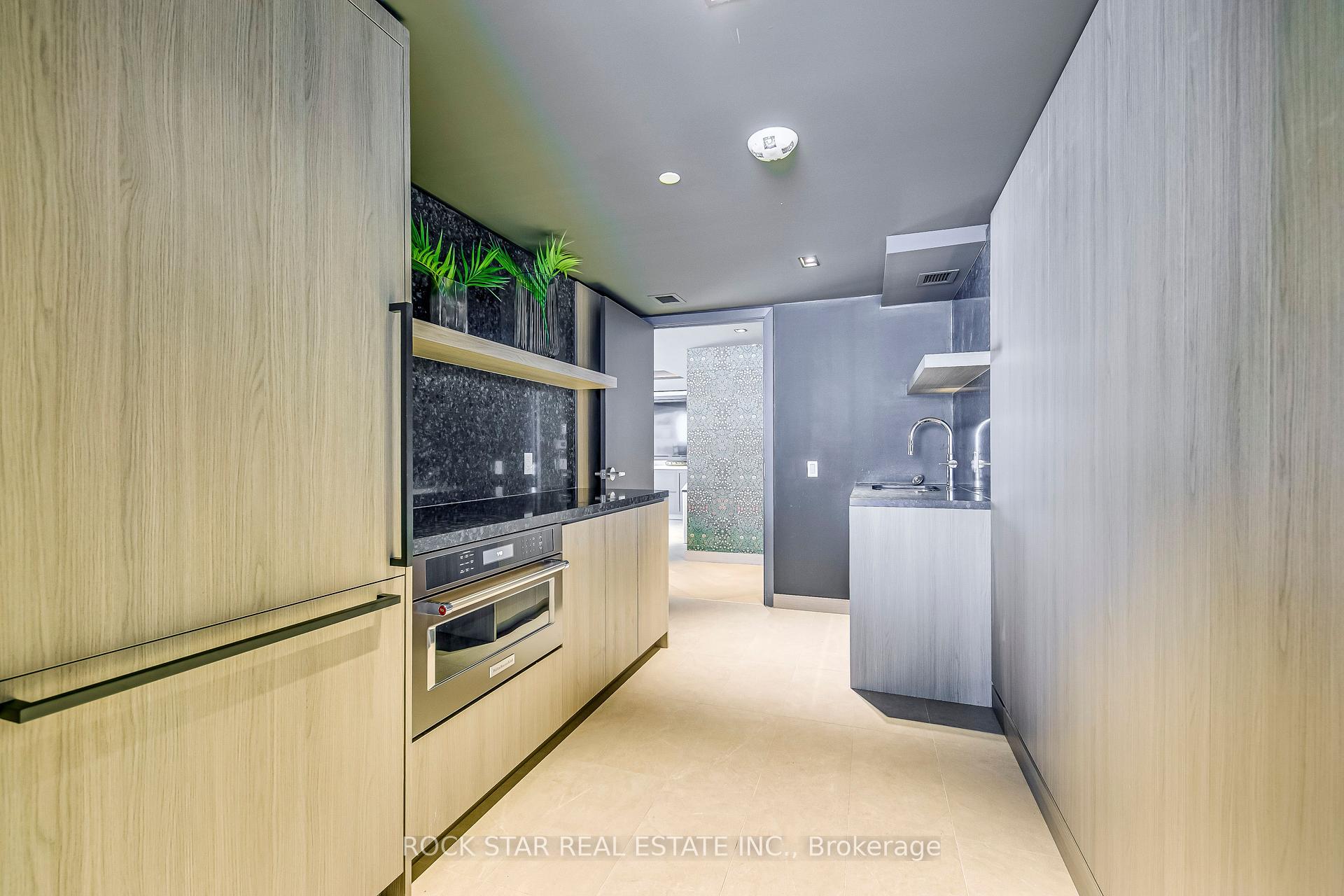 2 Bedrooms Condo at 405 Dundas,  Oakville For sale