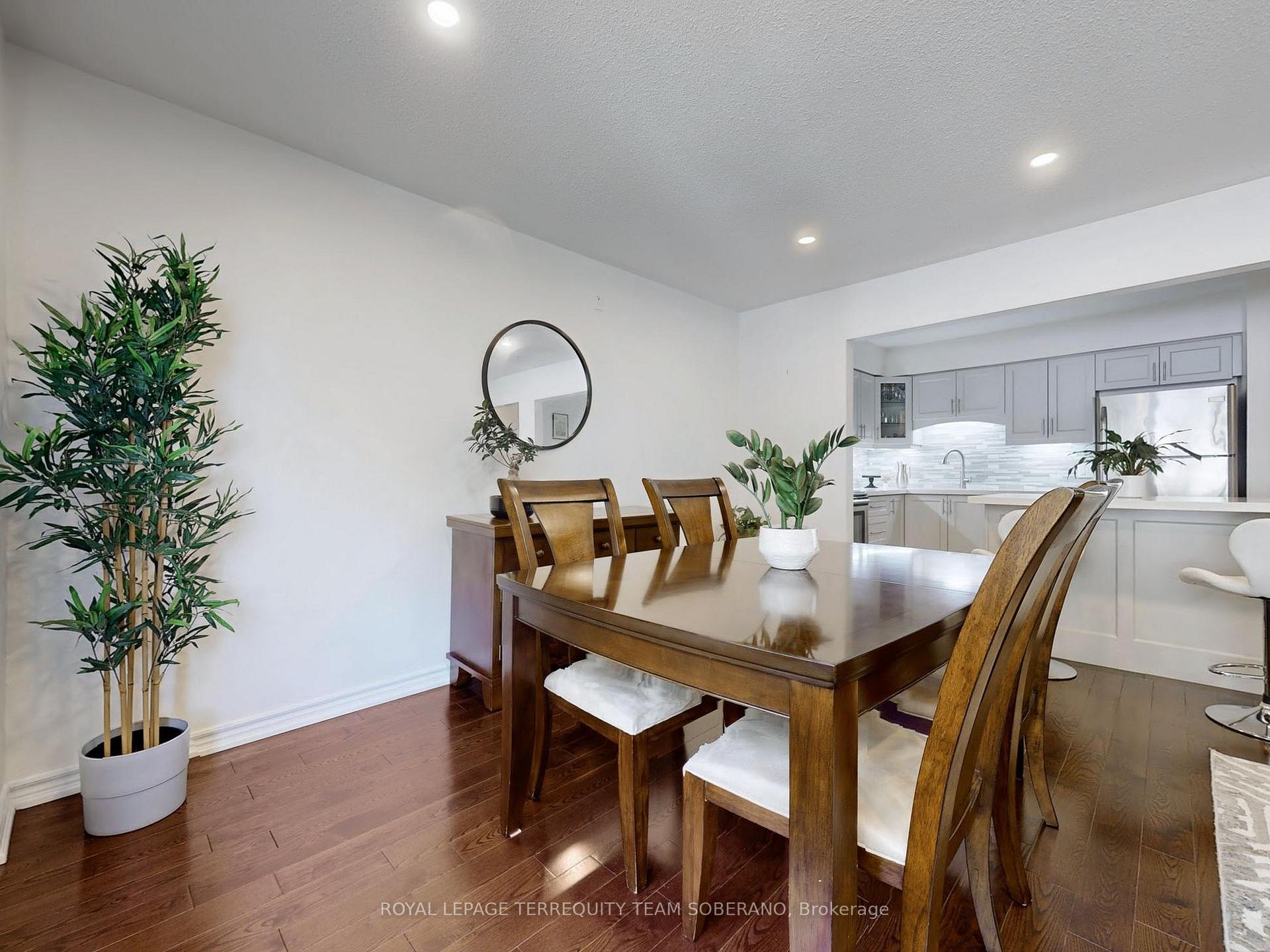 3 Bedrooms Condo at 8 Village Greenway, Toronto For sale