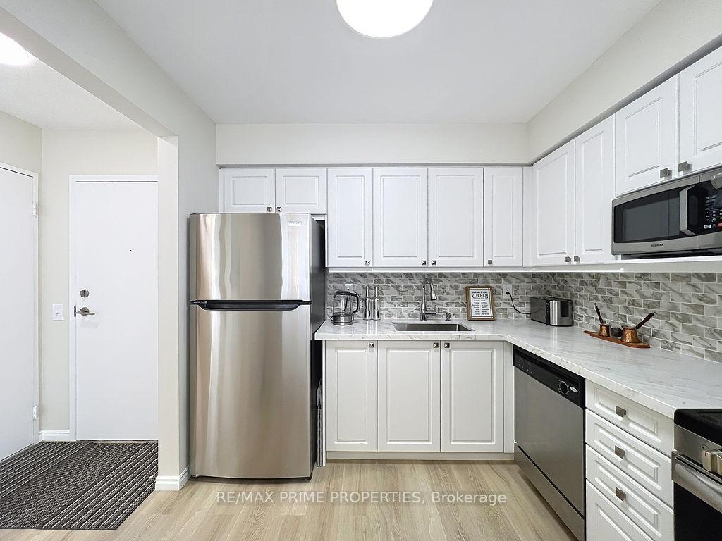 2 Bedrooms Condo at 91 Townsgate, Vaughan For sale