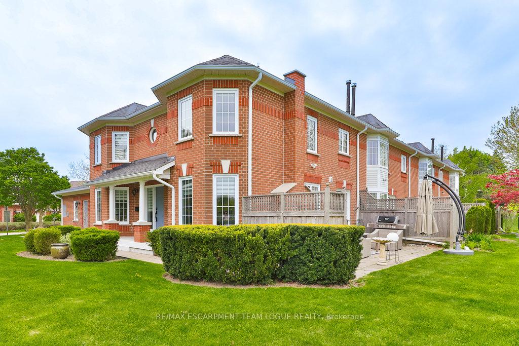 4 Bedrooms Condo at 2145 Country Club, Burlington For sale