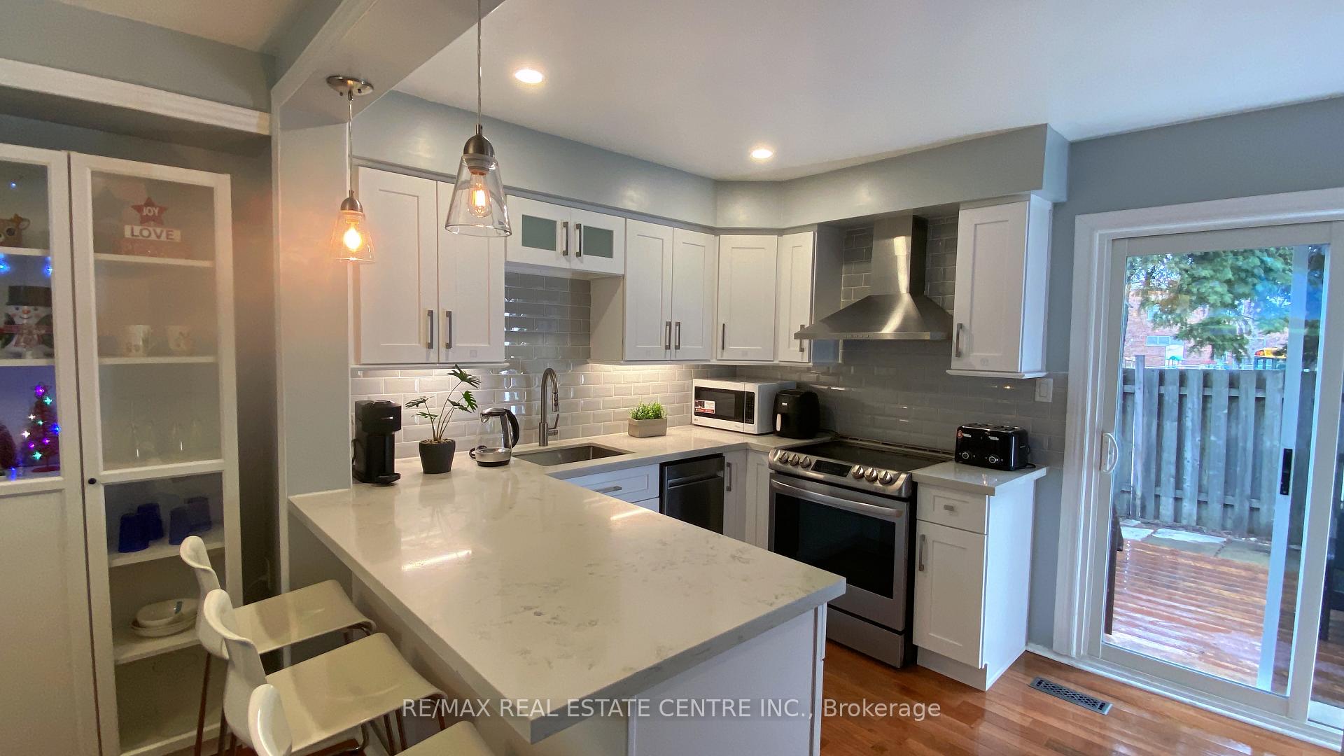 5 Bedrooms Condo at 34 San Roberto, Toronto For sale