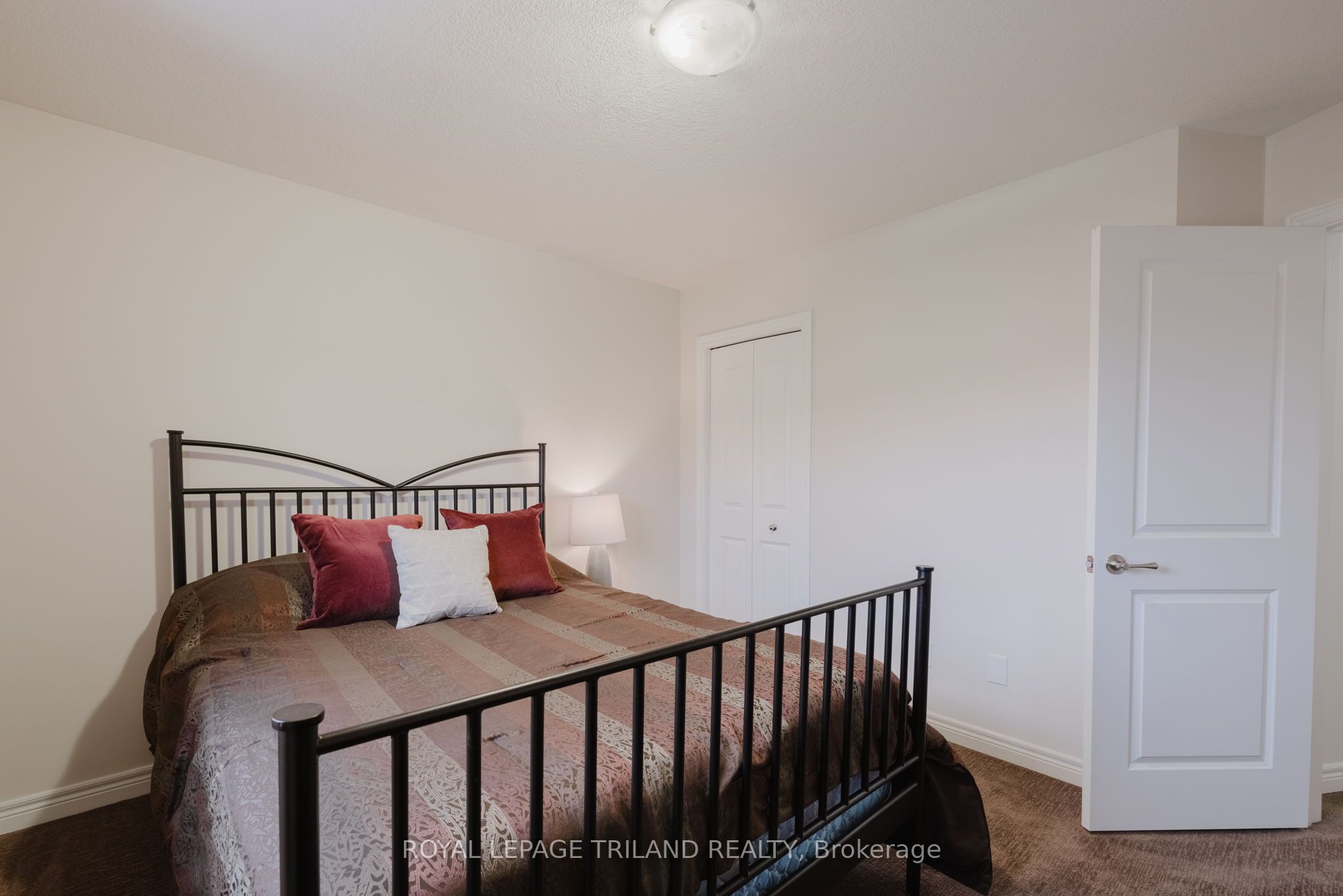 711 Springwood Crescent