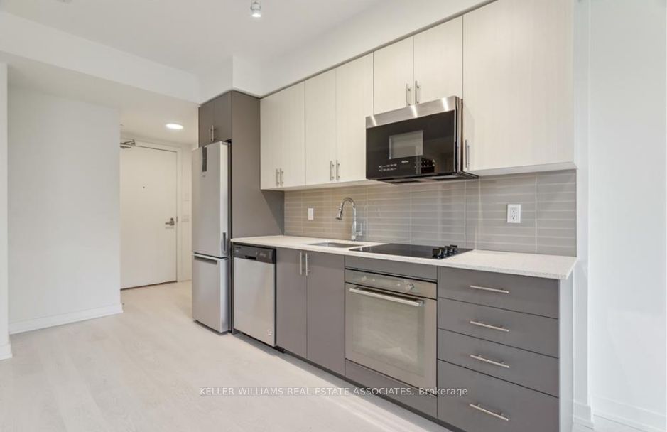 415 Main Street W, #318