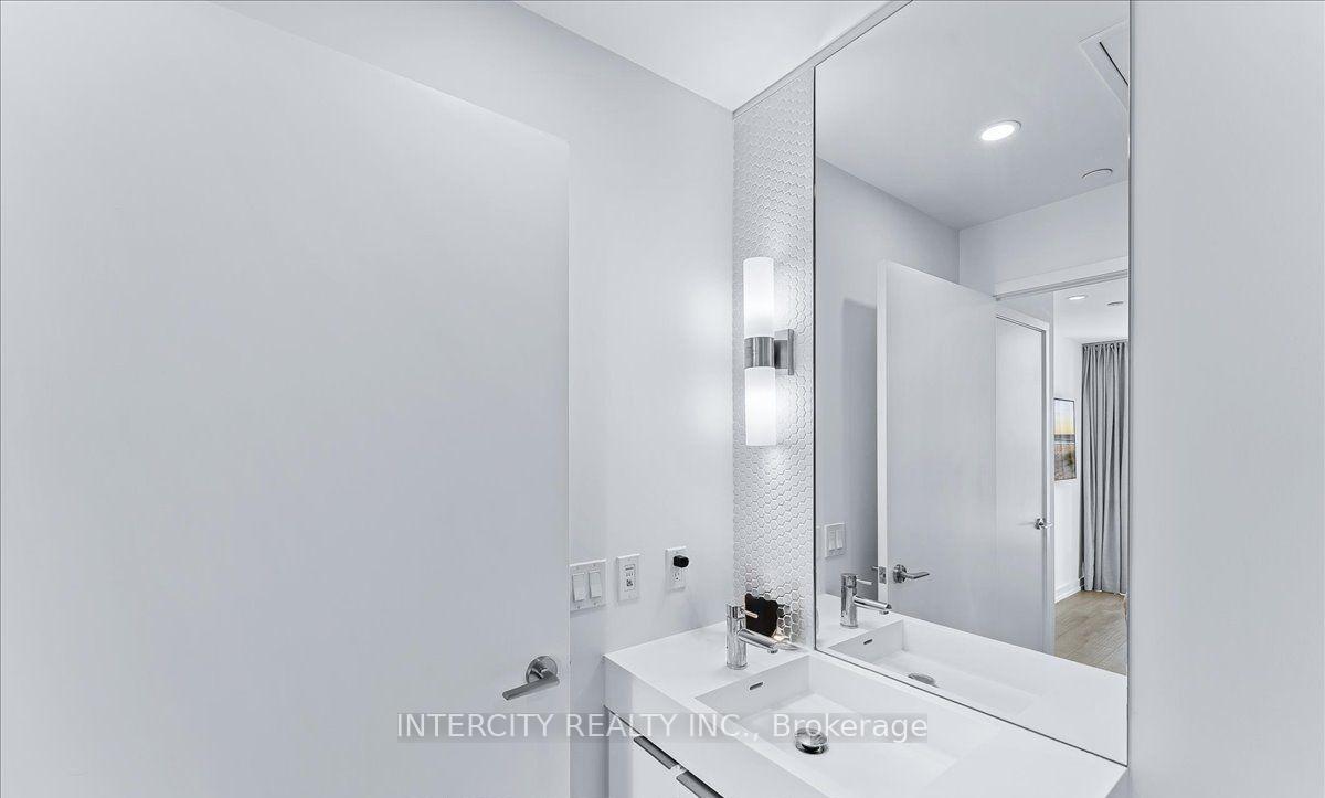 3 Bedrooms Condo at 33 Helendale, Toronto For sale