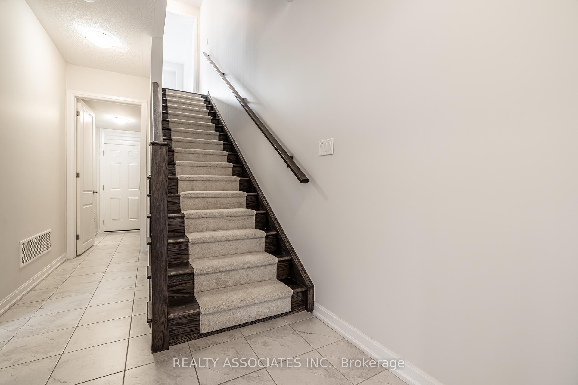 4 Bedrooms Condo at 133 Grovewood, Oakville For sale