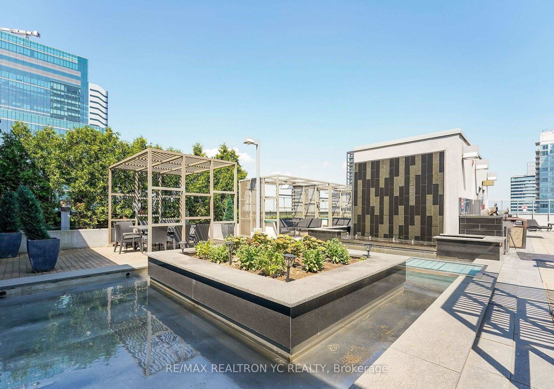 2 Bedrooms Condo at 352 Front, Toronto For sale