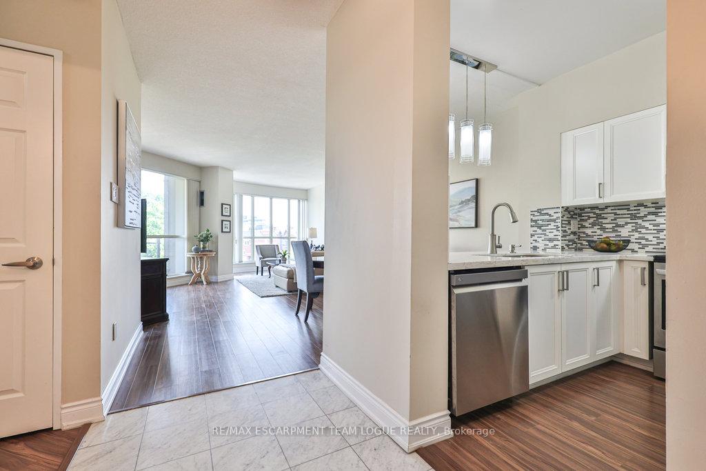 2 Bedrooms Condo at 2511 Lakeshore, Oakville For sale