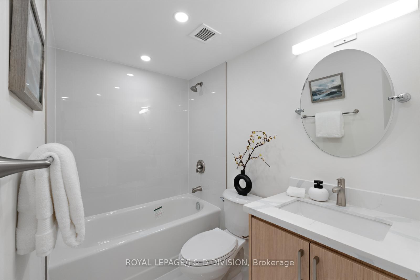 2 Bedrooms Condo at 25 Maitland,  Toronto For sale