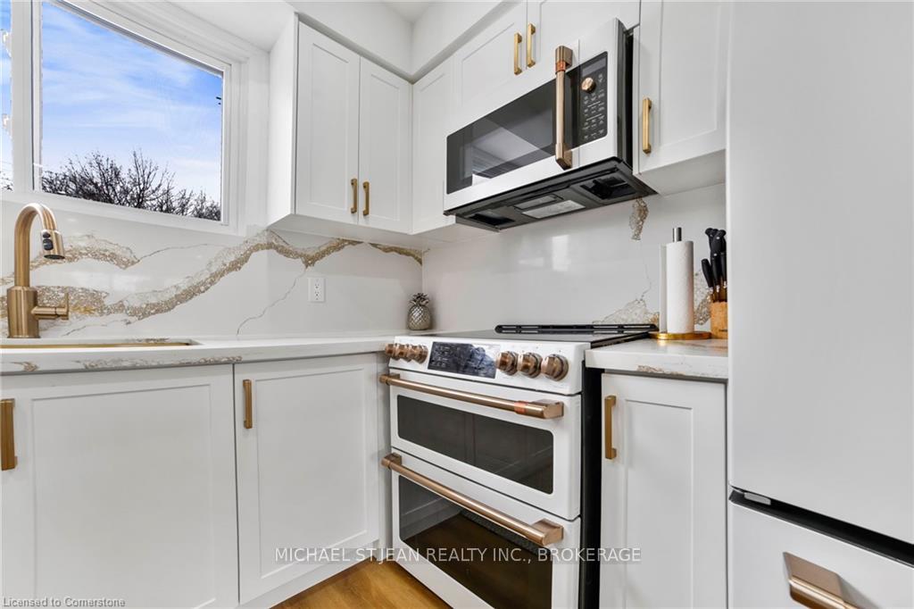 2 Bedrooms Condo at 621 Francis, Burlington For sale