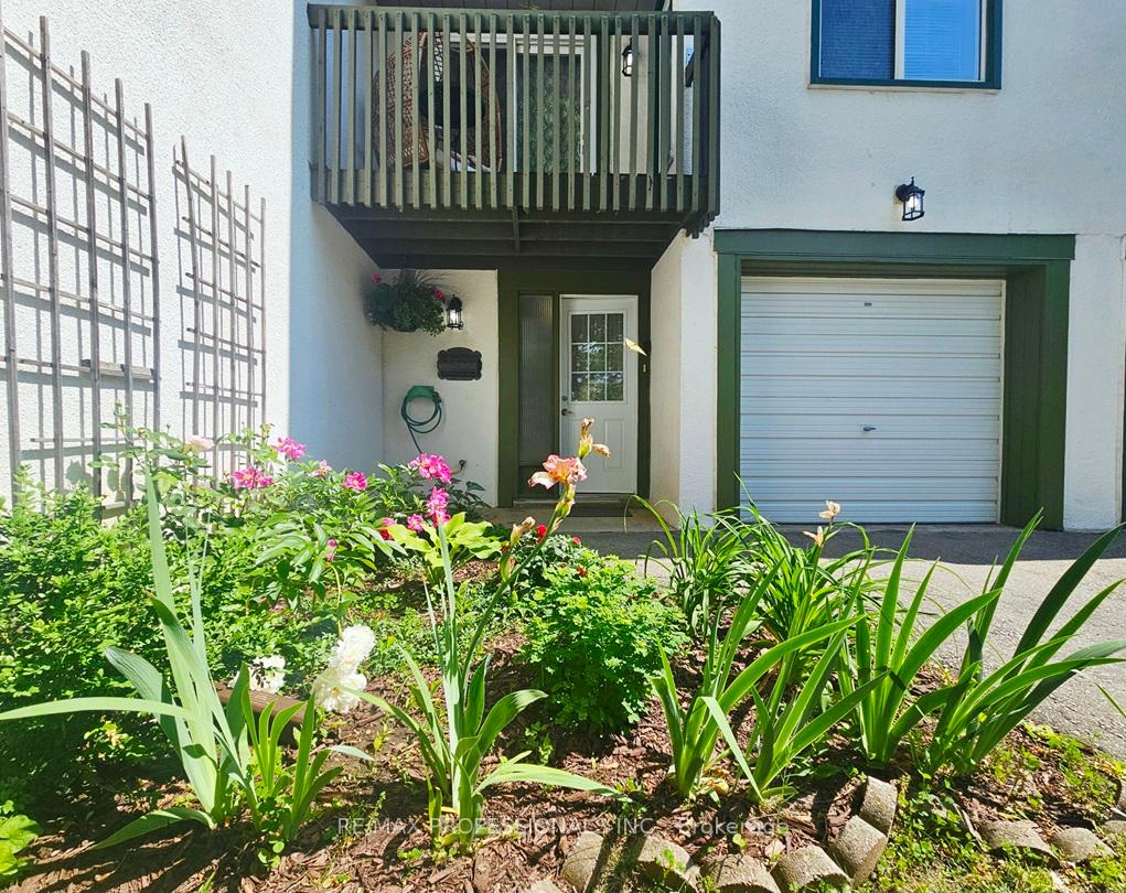 4 Bedrooms Condo at 2651 Aquitaine, Mississauga For sale