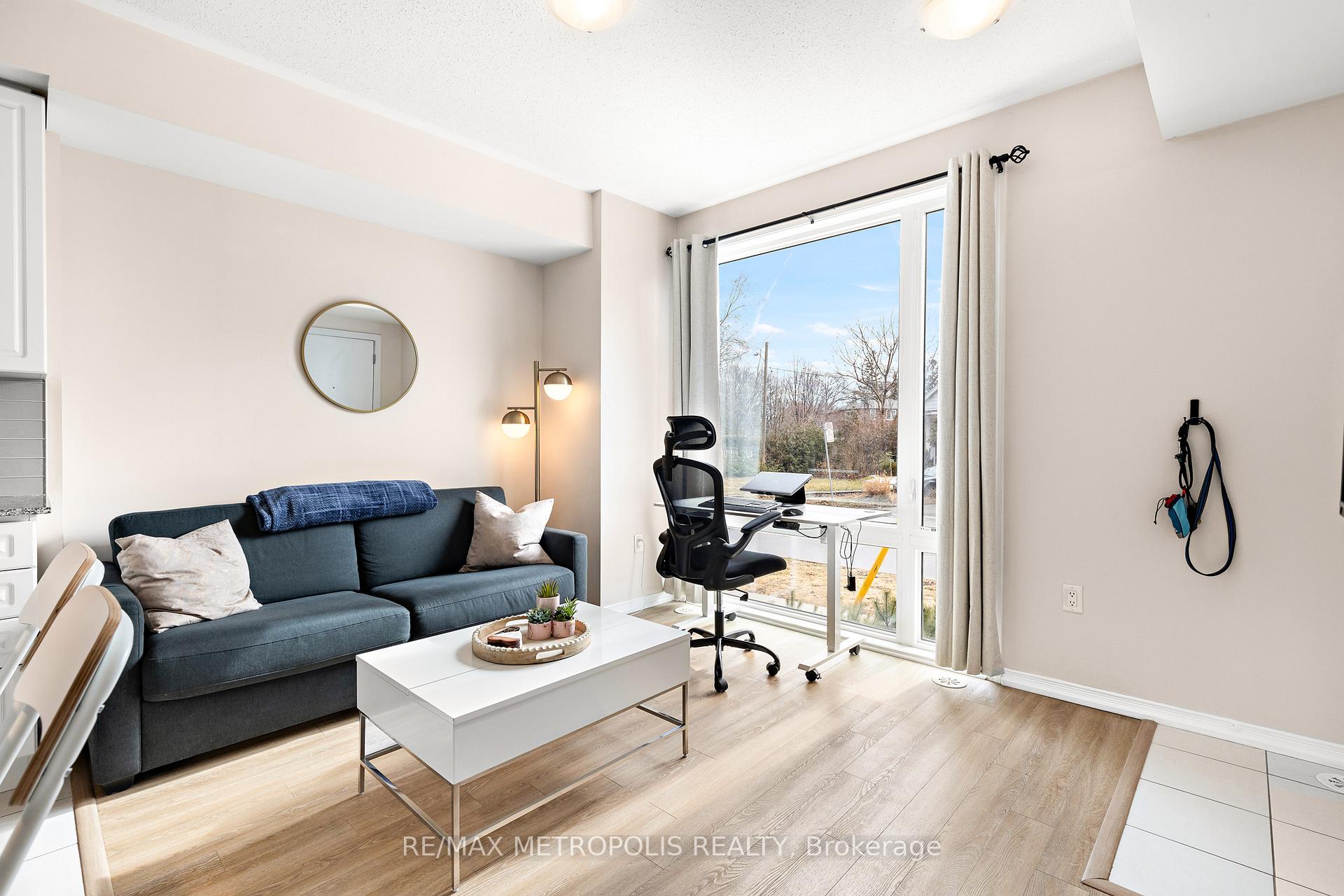 2 Bedrooms Condo at 24 Fieldway, Toronto For sale