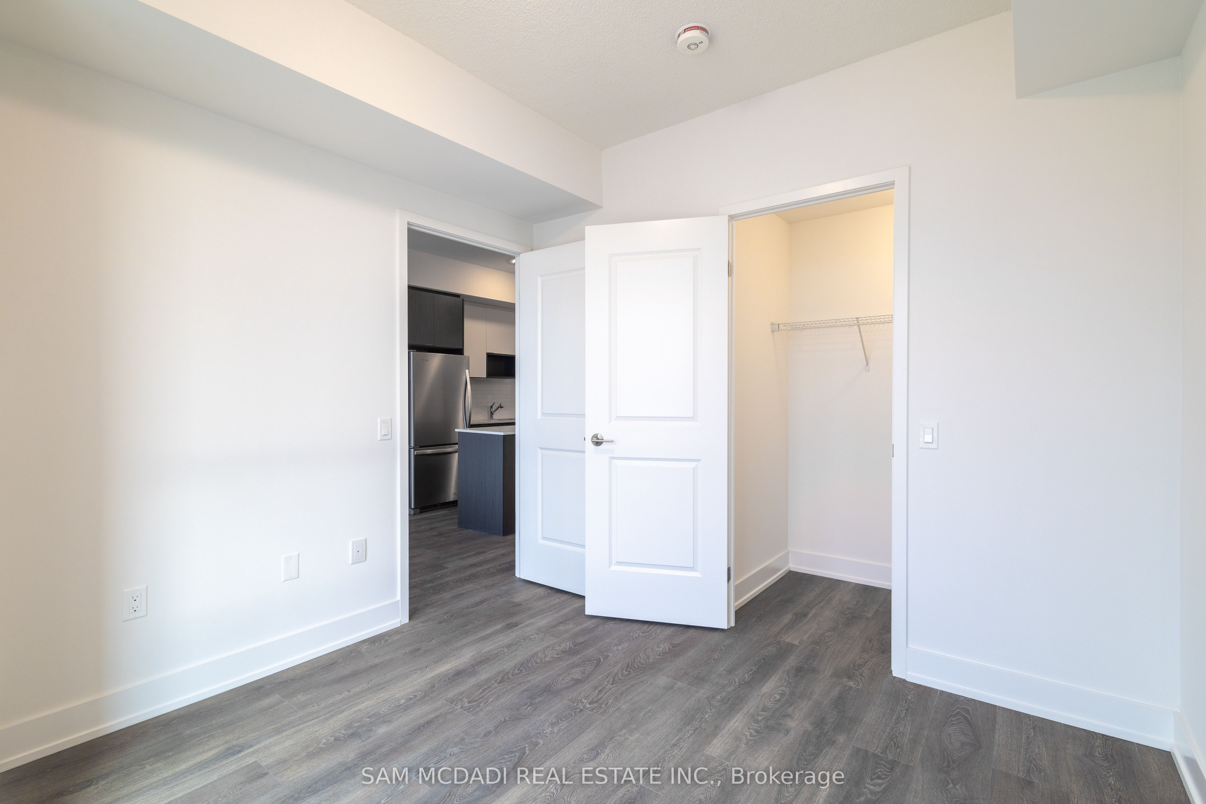202 Burnhamthorpe Road E, #2004