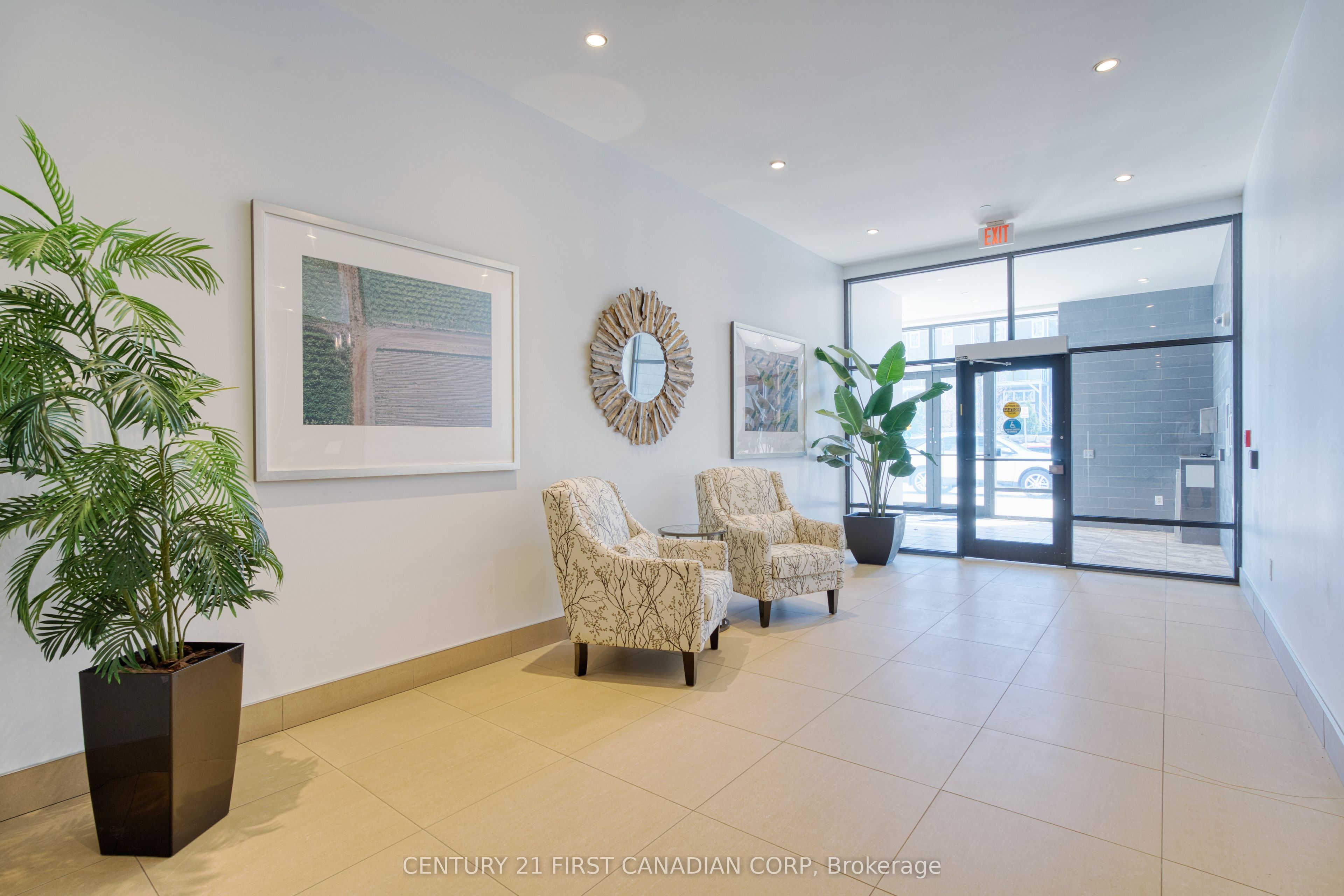240 Villagewalk Boulevard, #812