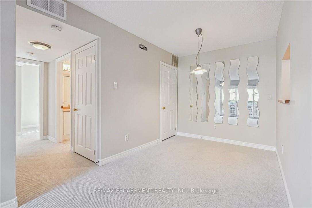 2 Bedrooms Condo at 4140 Foxwood, Burlington For sale