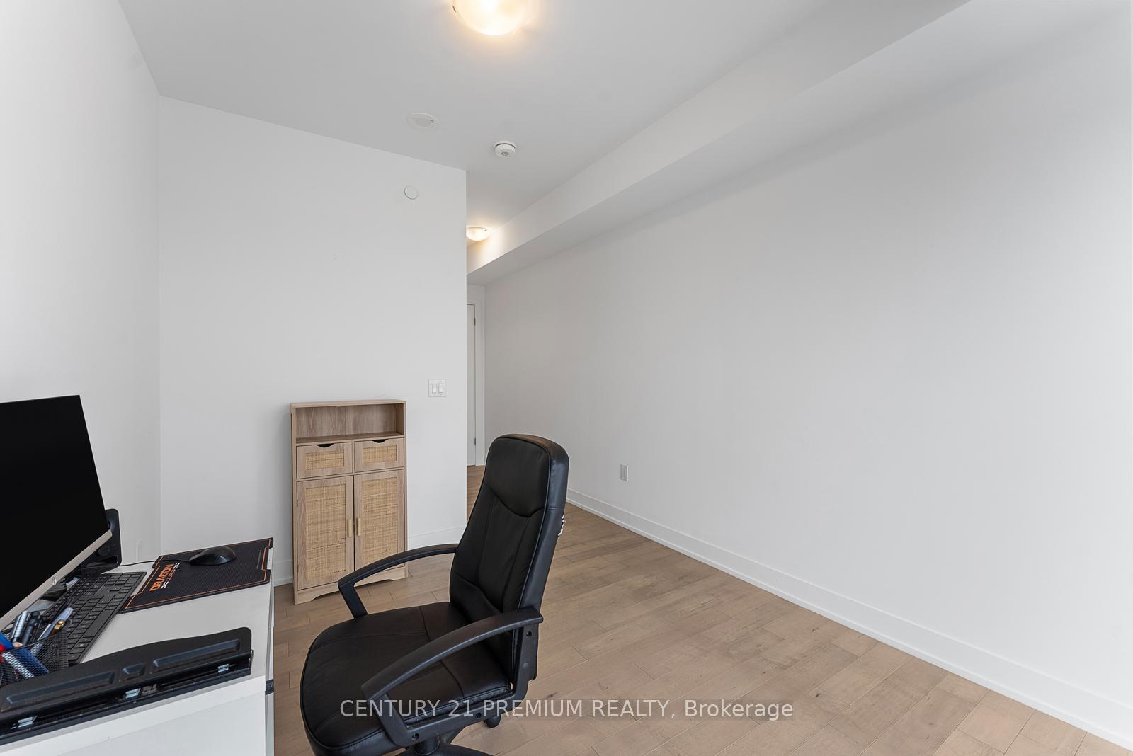 3 Bedrooms Condo at 1063 Douglas Mccurdy Comm, Mississauga For sale