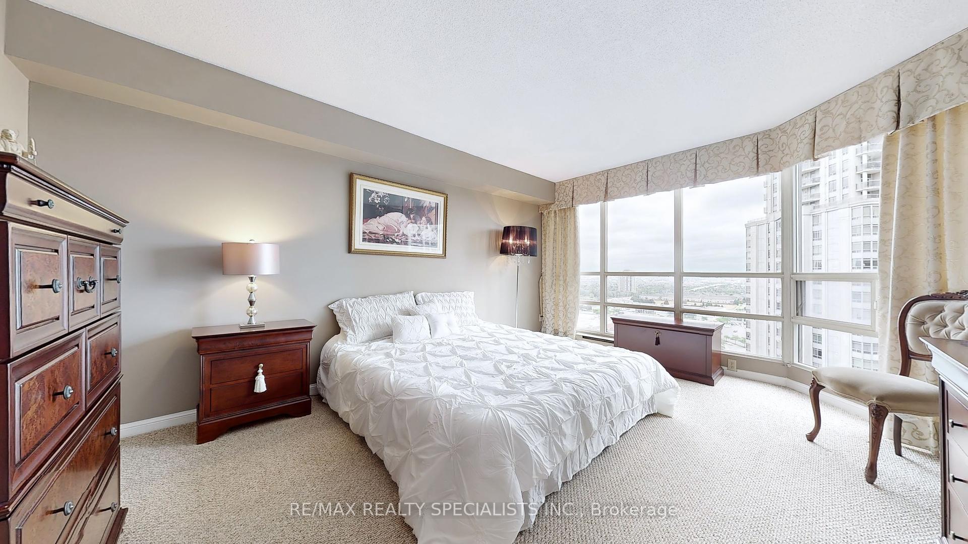 2 Bedrooms Condo at 45 Kingsbridge Garden, Mississauga For sale
