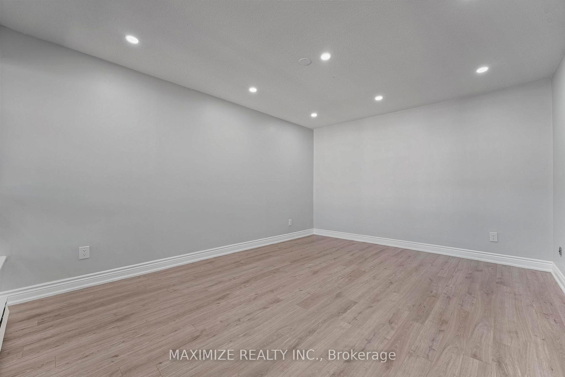 3 Bedrooms Condo at 1055 Dundas,  Mississauga For sale