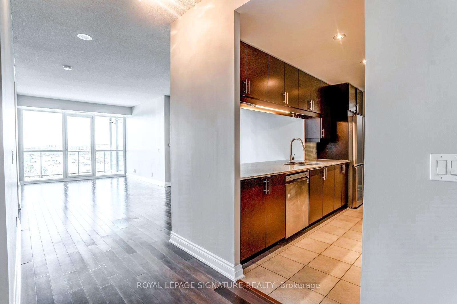 3 Bedrooms Condo at 1055 Southdown, Mississauga For sale