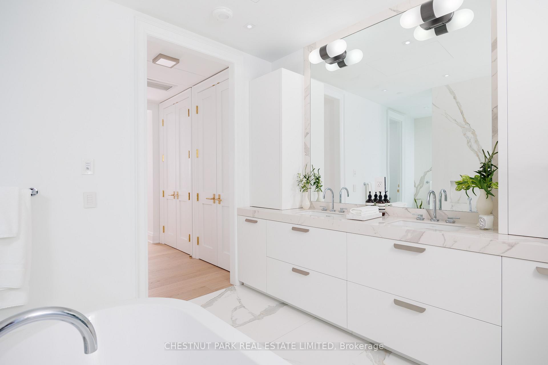 4 Bedrooms Condo at 200 Cumberland,  Toronto For sale