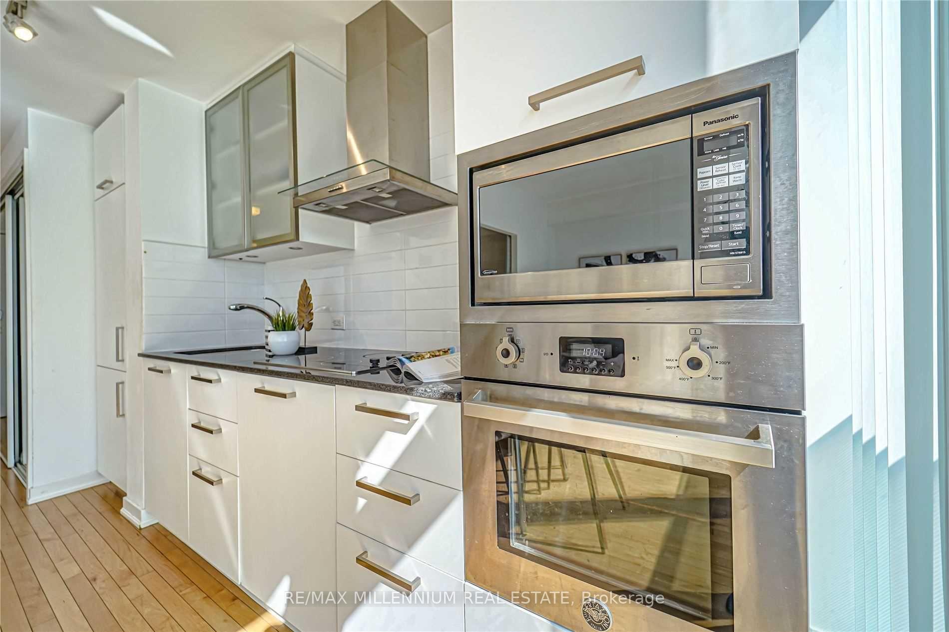 2 Bedrooms Condo at 14 York, Toronto For sale