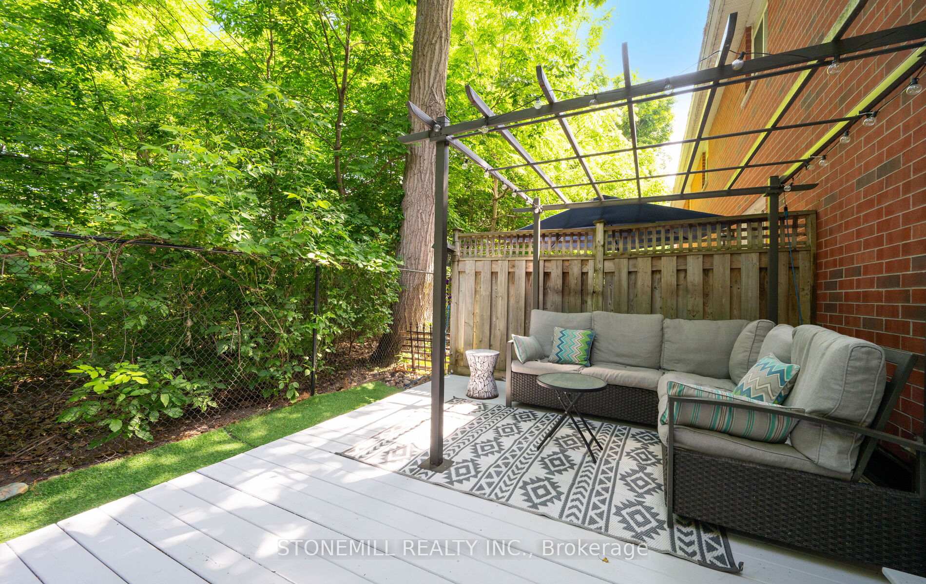 2 Bedrooms Condo at 4200 Kilmer, Burlington For sale