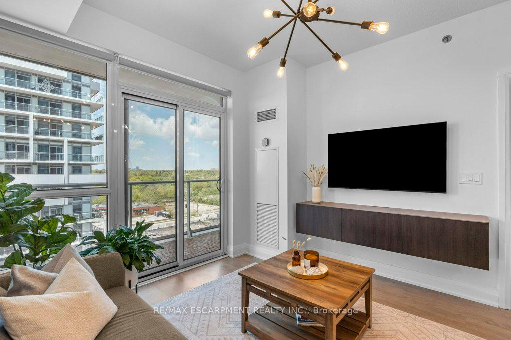 2 Bedrooms Condo at 55 Speers, Oakville For sale