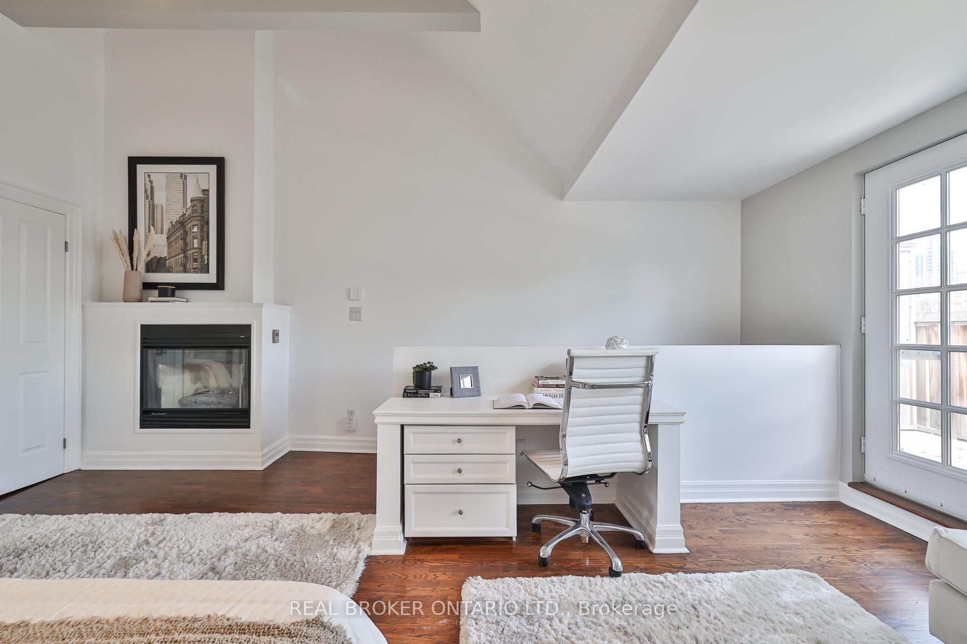 2 Bedrooms Condo at 195 Poplar Plains, Toronto For sale