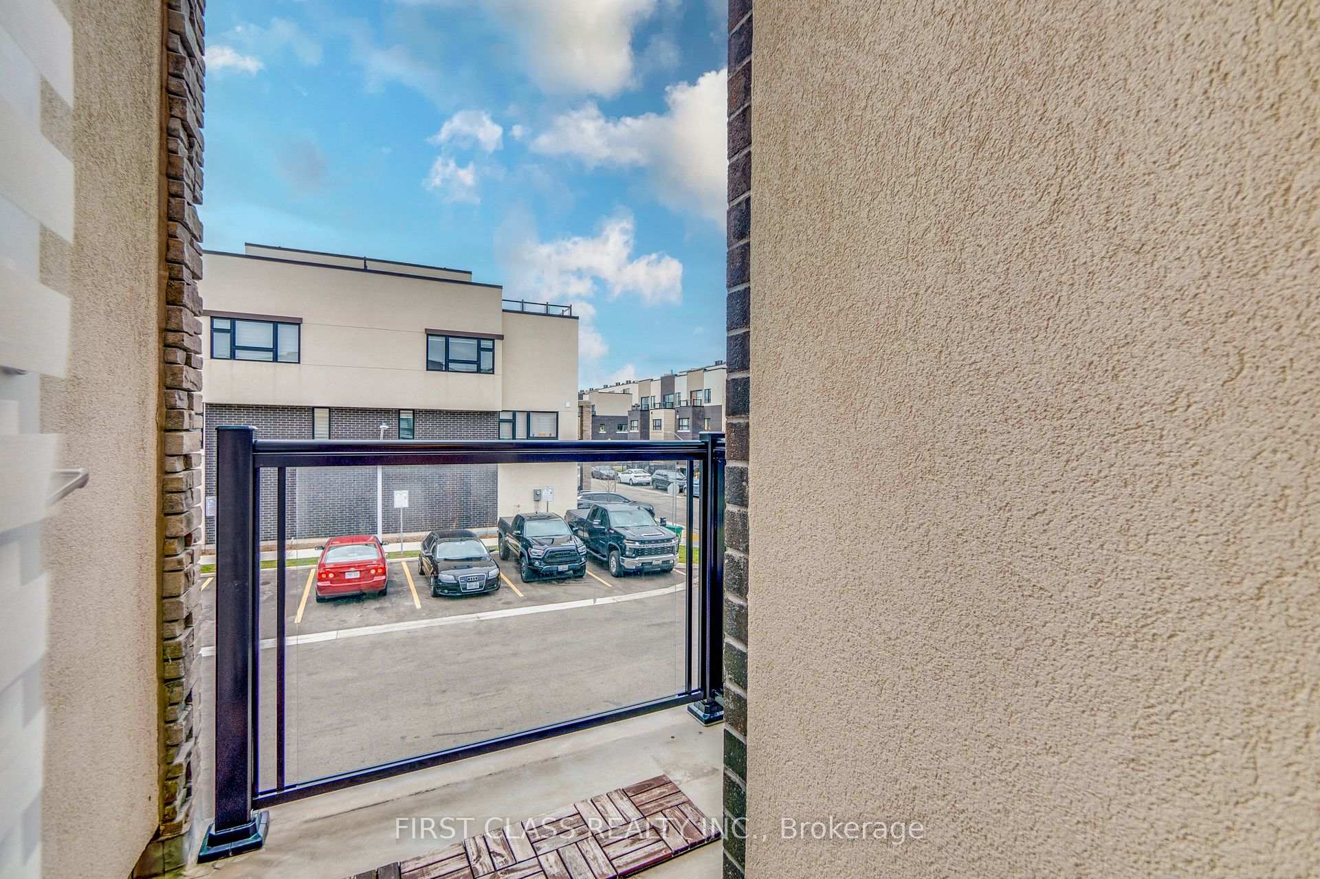 3 Bedrooms Condo at 1121 Cooke, Burlington For sale