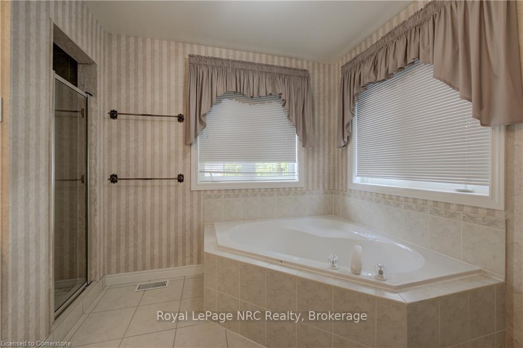 3 Bedrooms Condo at 120 Beddoe, Hamilton For sale