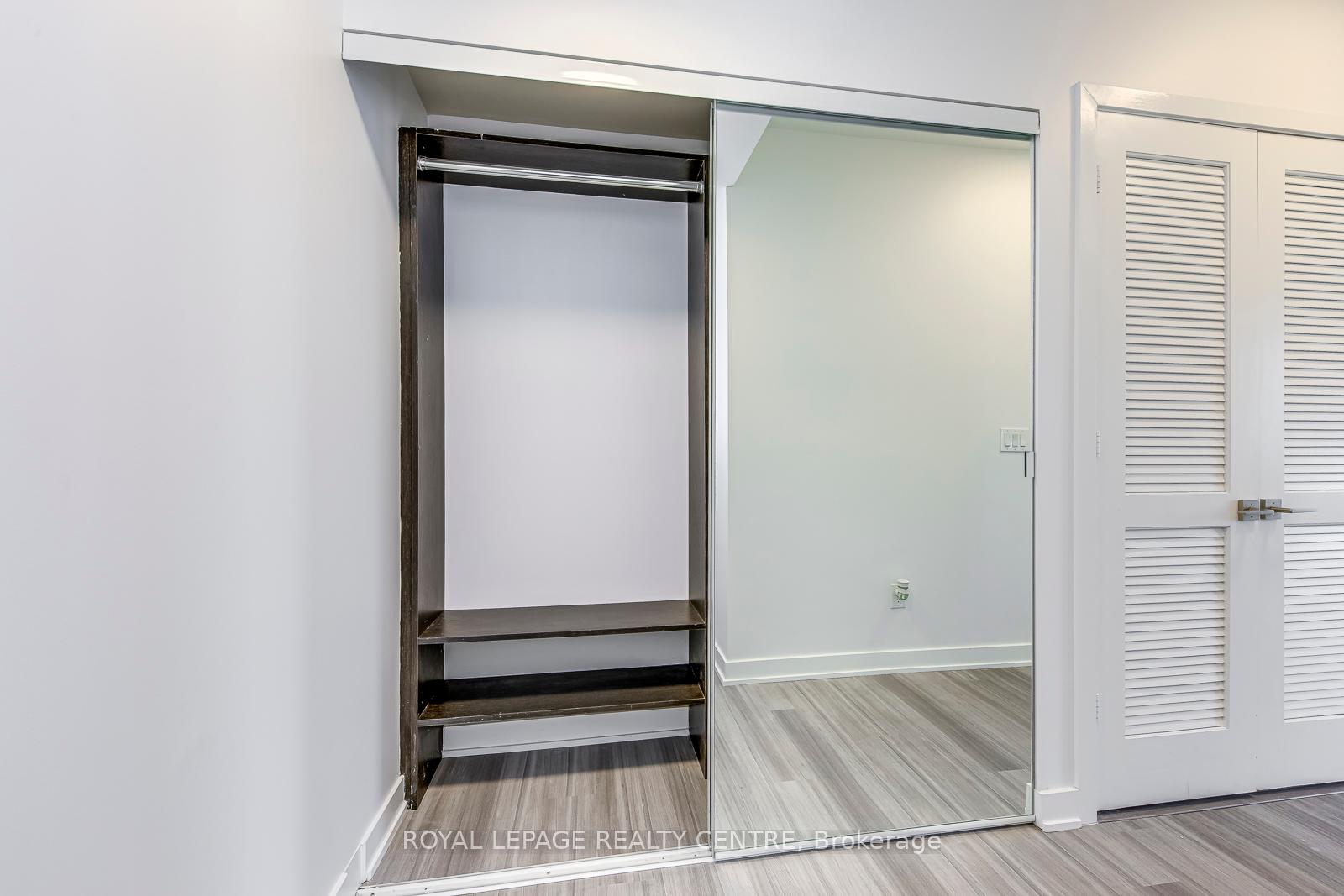 2 Bedrooms Condo at 4633 Glen Erin, Mississauga For sale
