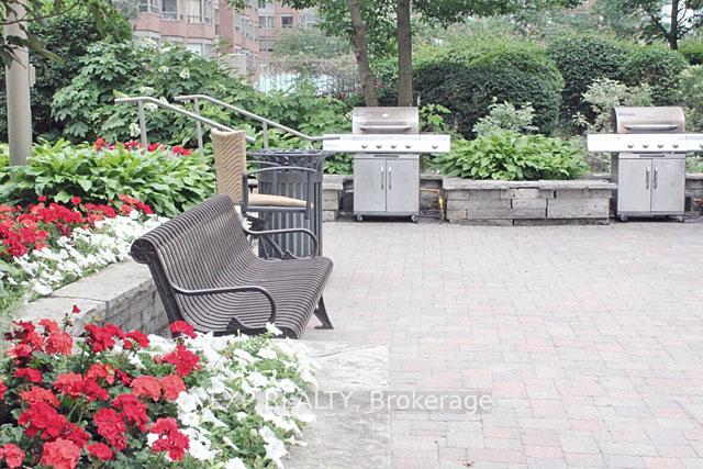 2 Bedrooms Condo at 3880 Duke Of York, Mississauga For sale
