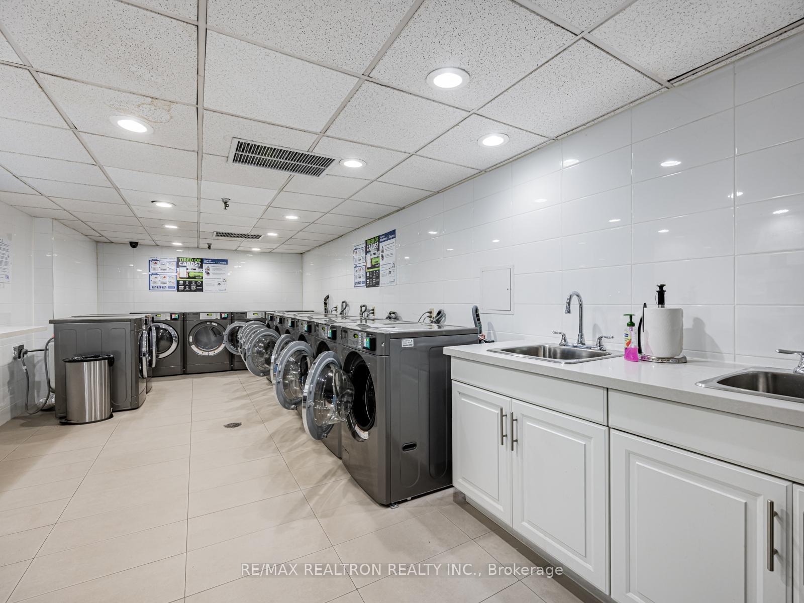 2 Bedrooms Condo at 22 Shallmar, Toronto For sale