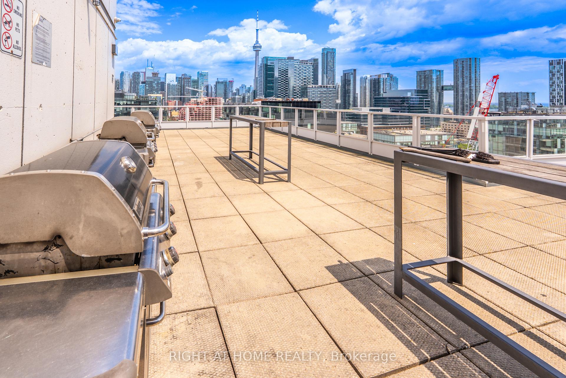 2 Bedrooms Condo at 700 King, Toronto For sale