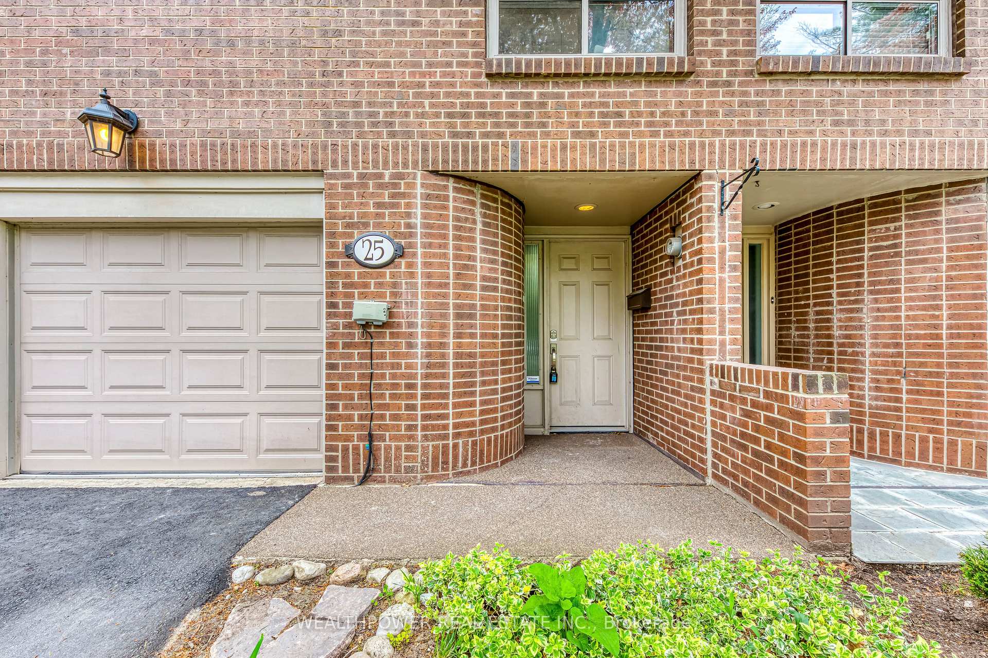 3 Bedrooms Condo at 1250 Marlborough, Oakville For sale
