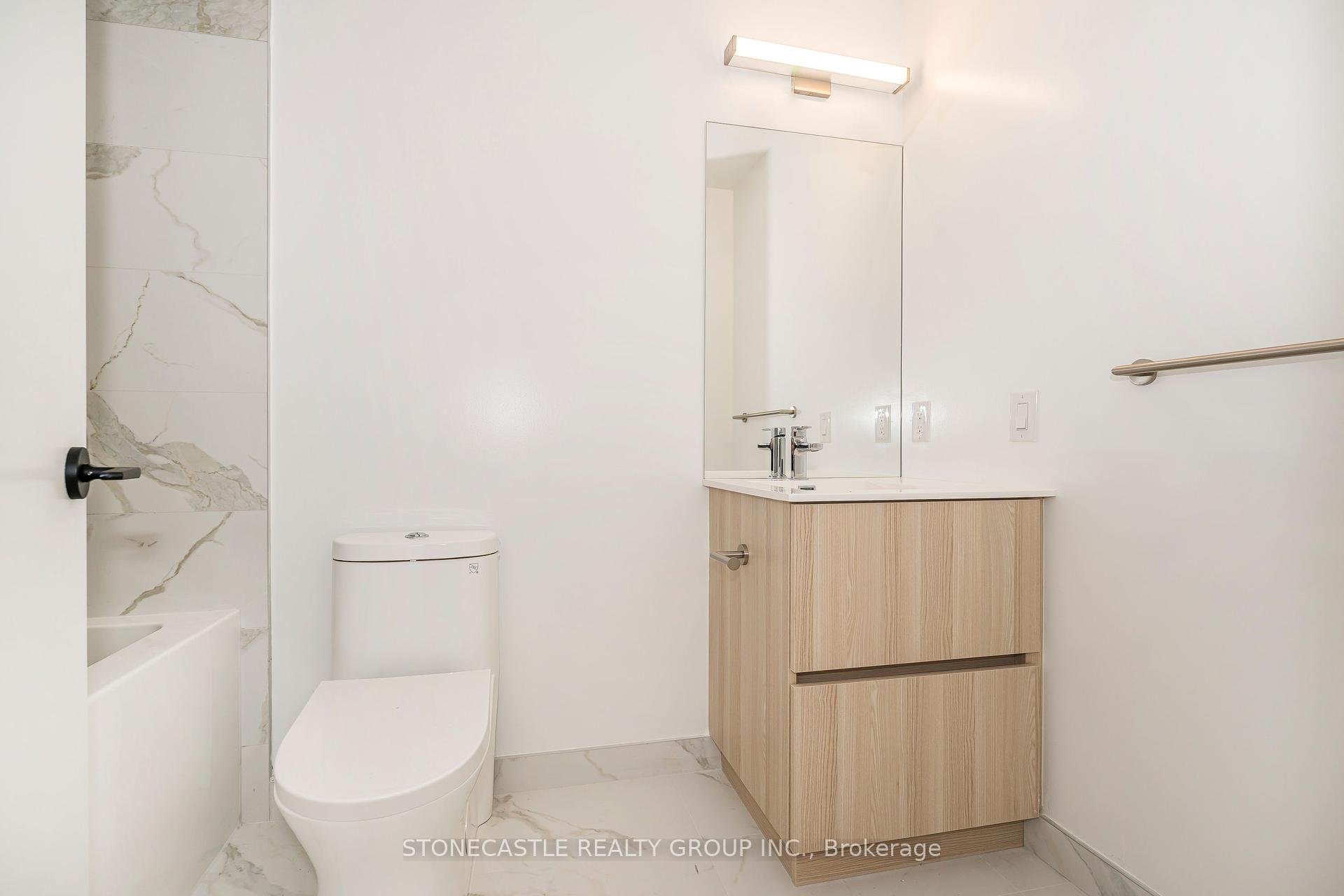 3 Bedrooms Condo at 220 Missinnihe, Mississauga For sale