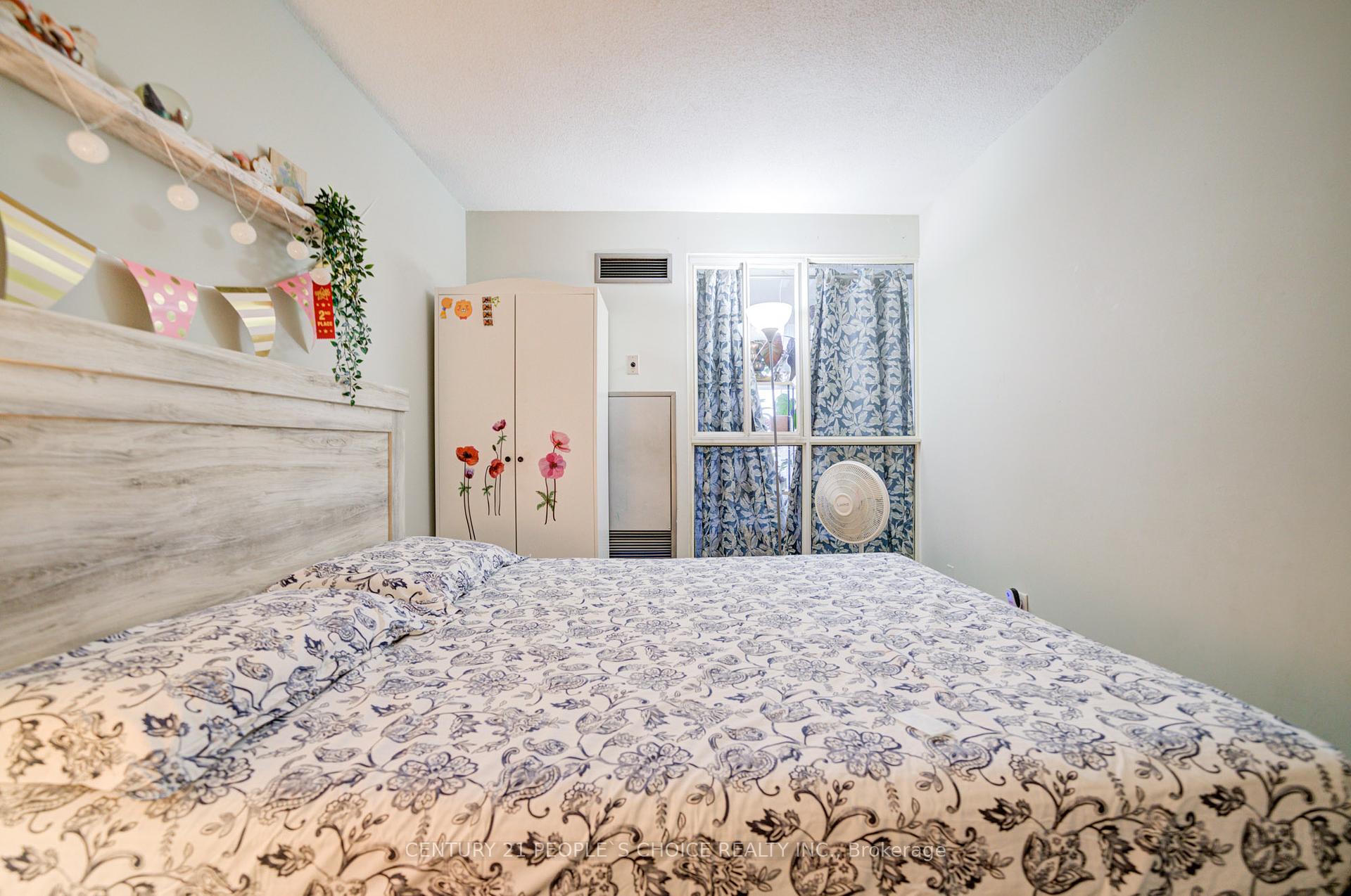 3 Bedrooms Condo at 4460 Tucana, Mississauga For sale