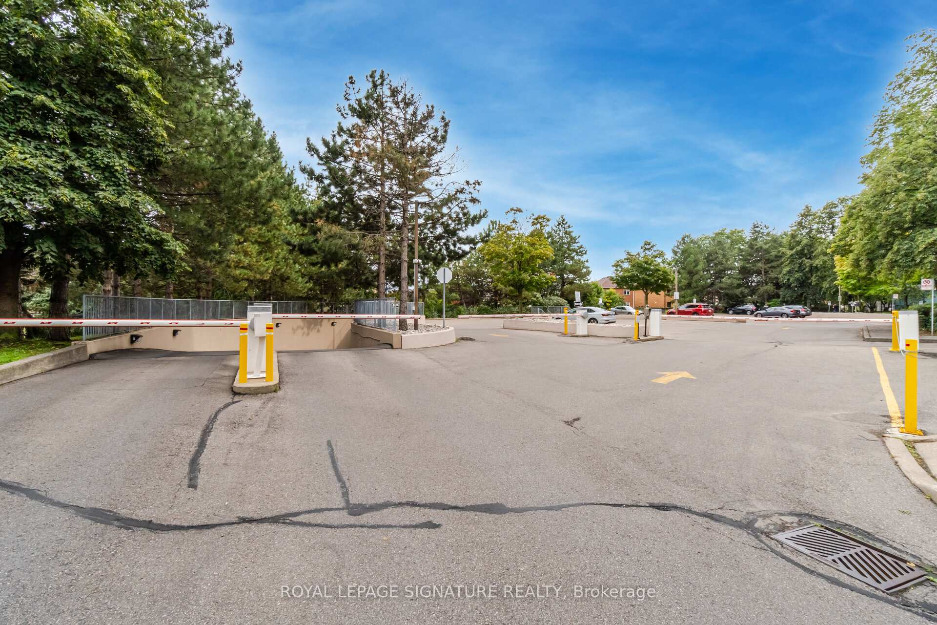 3 Bedrooms Condo at 250 Webb, Mississauga For sale