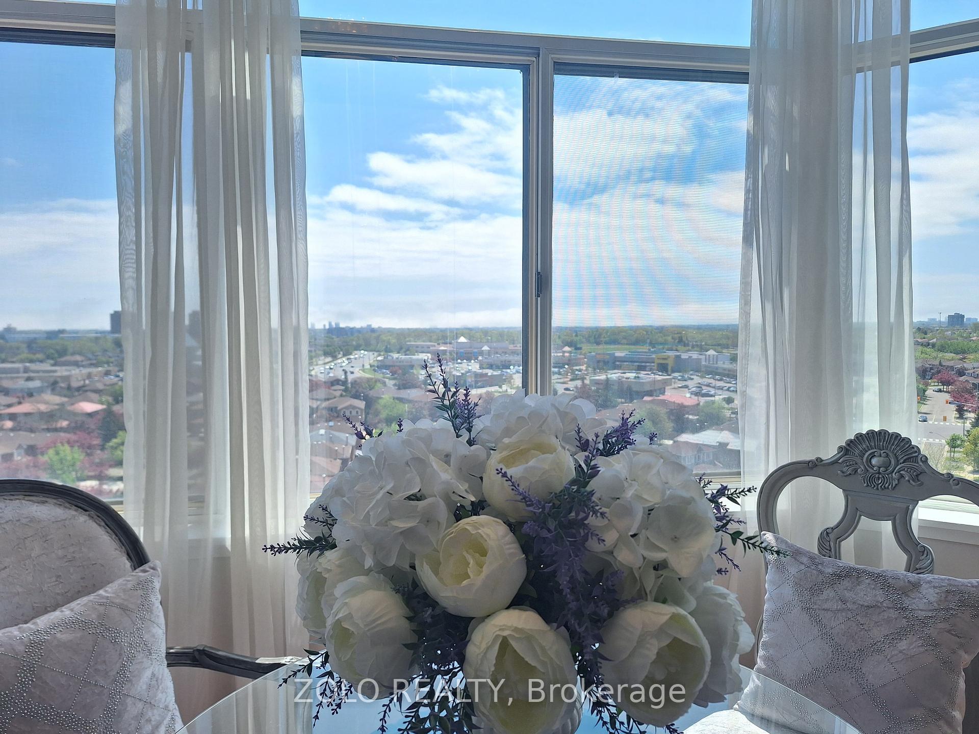 3 Bedrooms Condo at 300 Webb, Mississauga For sale