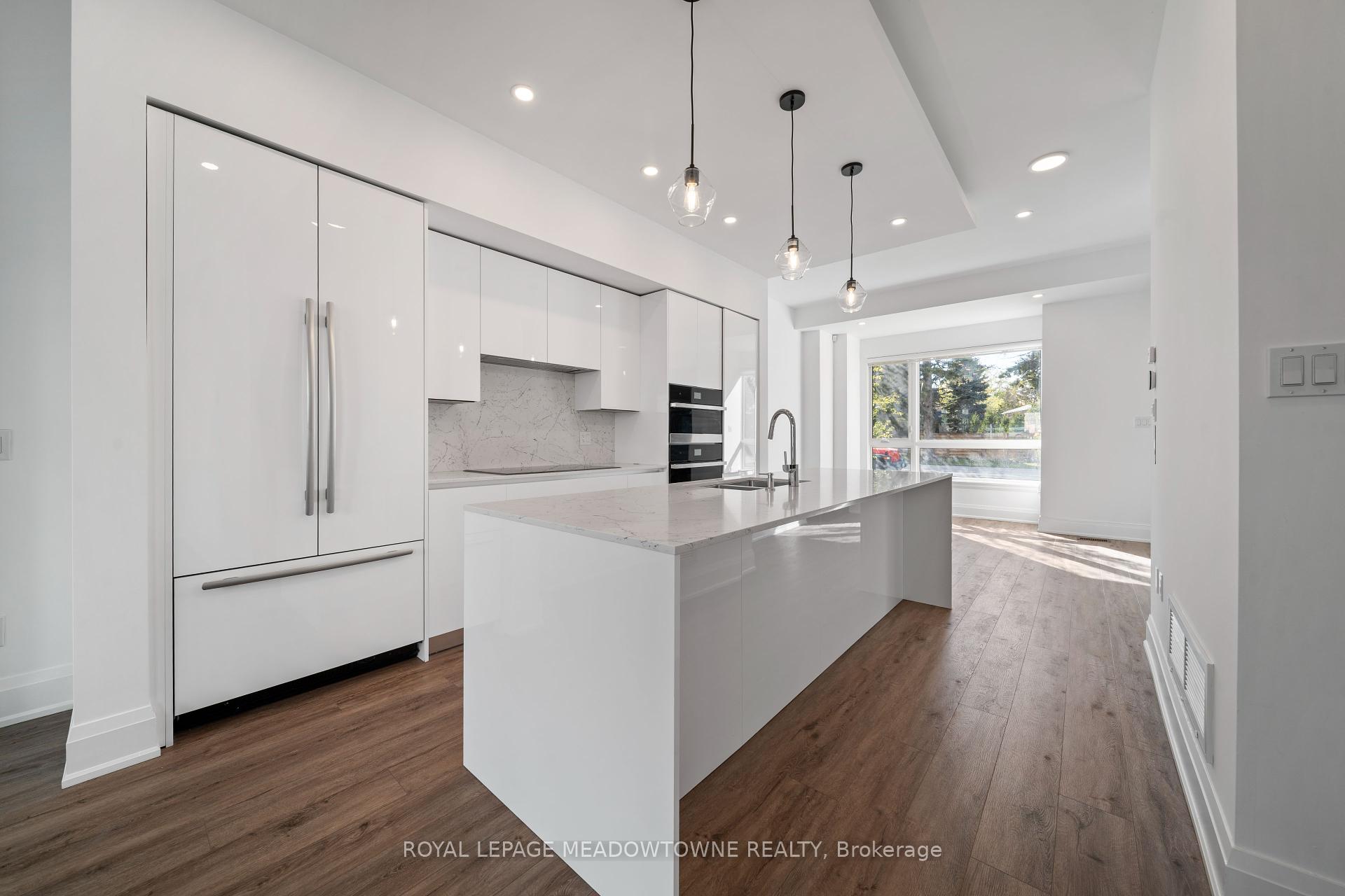 4 Bedrooms Condo at 121 High, Mississauga For sale