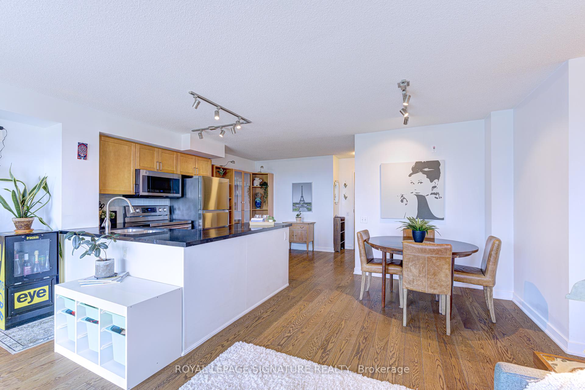 2 Bedrooms Condo at 77 Lombard, Toronto For sale