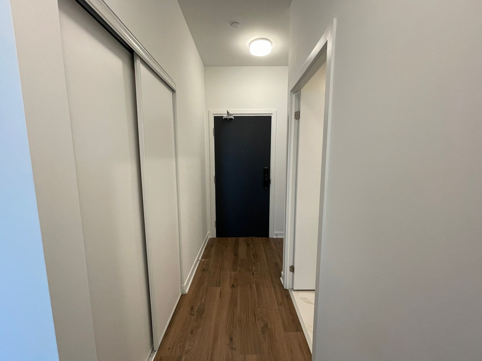 405 Dundas Street W 209