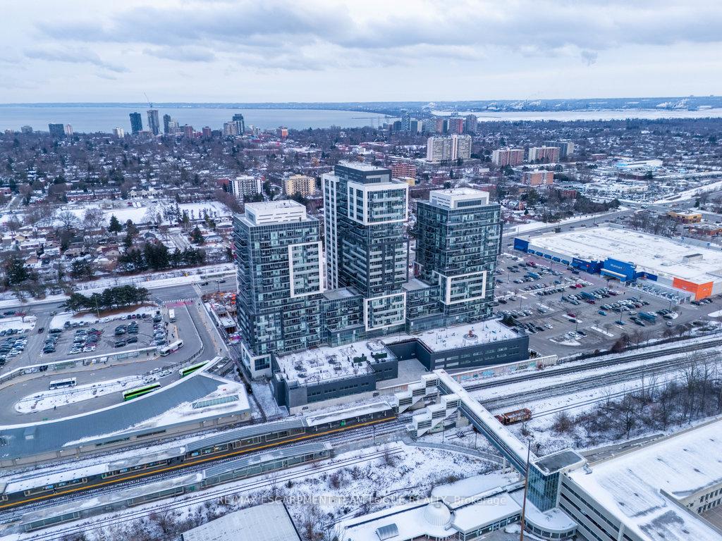 2 Bedrooms Condo at 2081 Fairview,  Burlington For sale