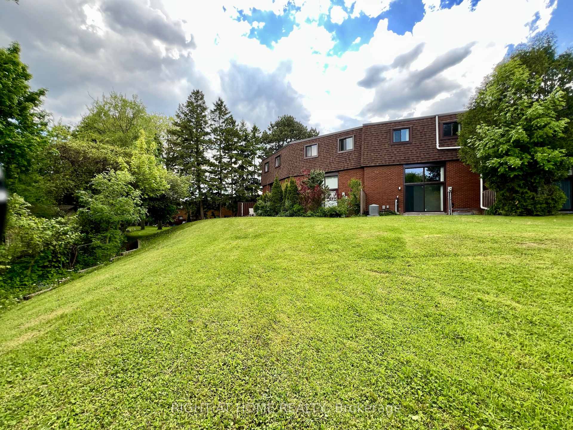 4 Bedrooms Condo at 286 Sprucewood, Toronto For sale