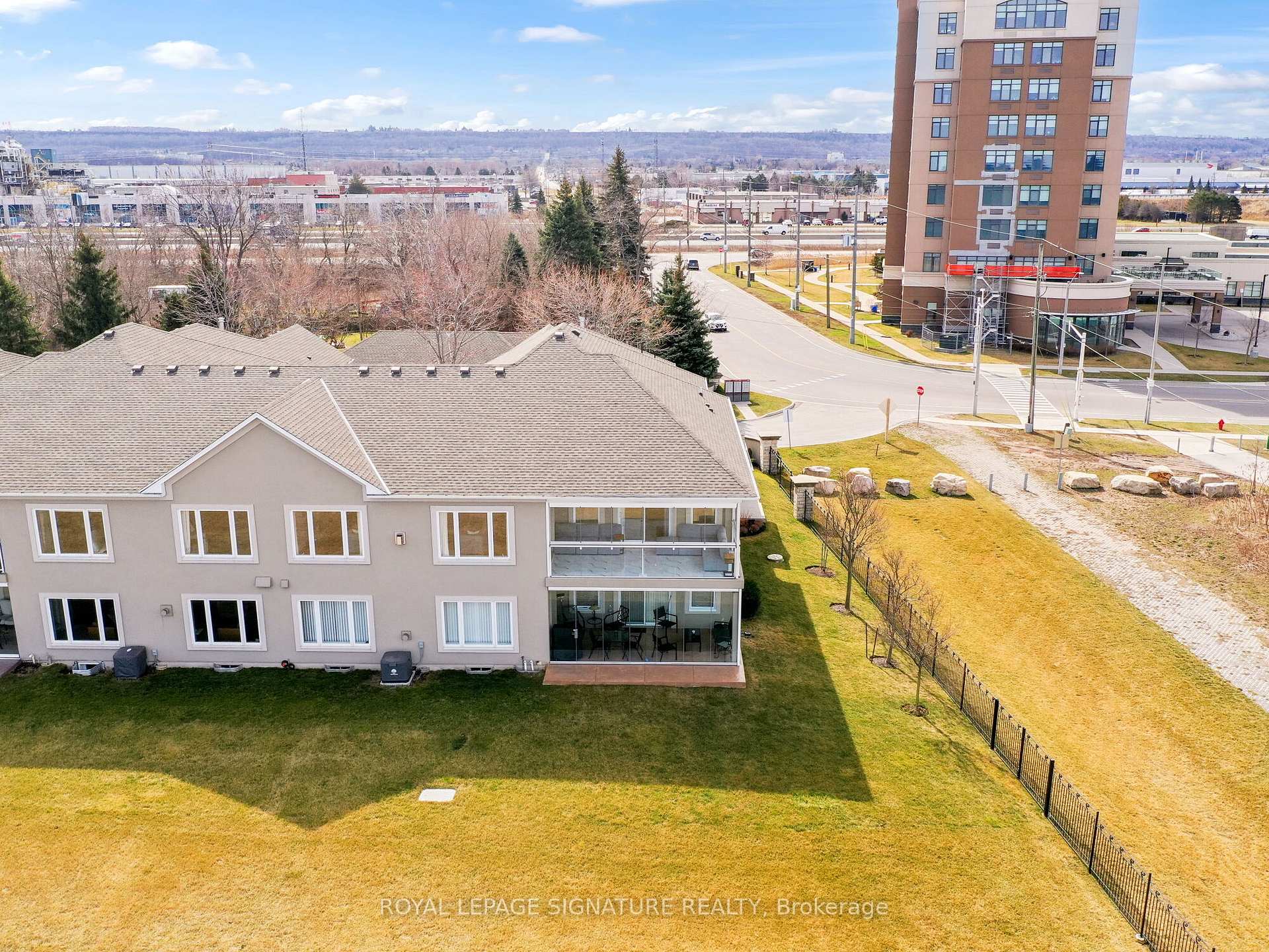 3 Bedrooms Condo at 484 Millen,  Hamilton For sale