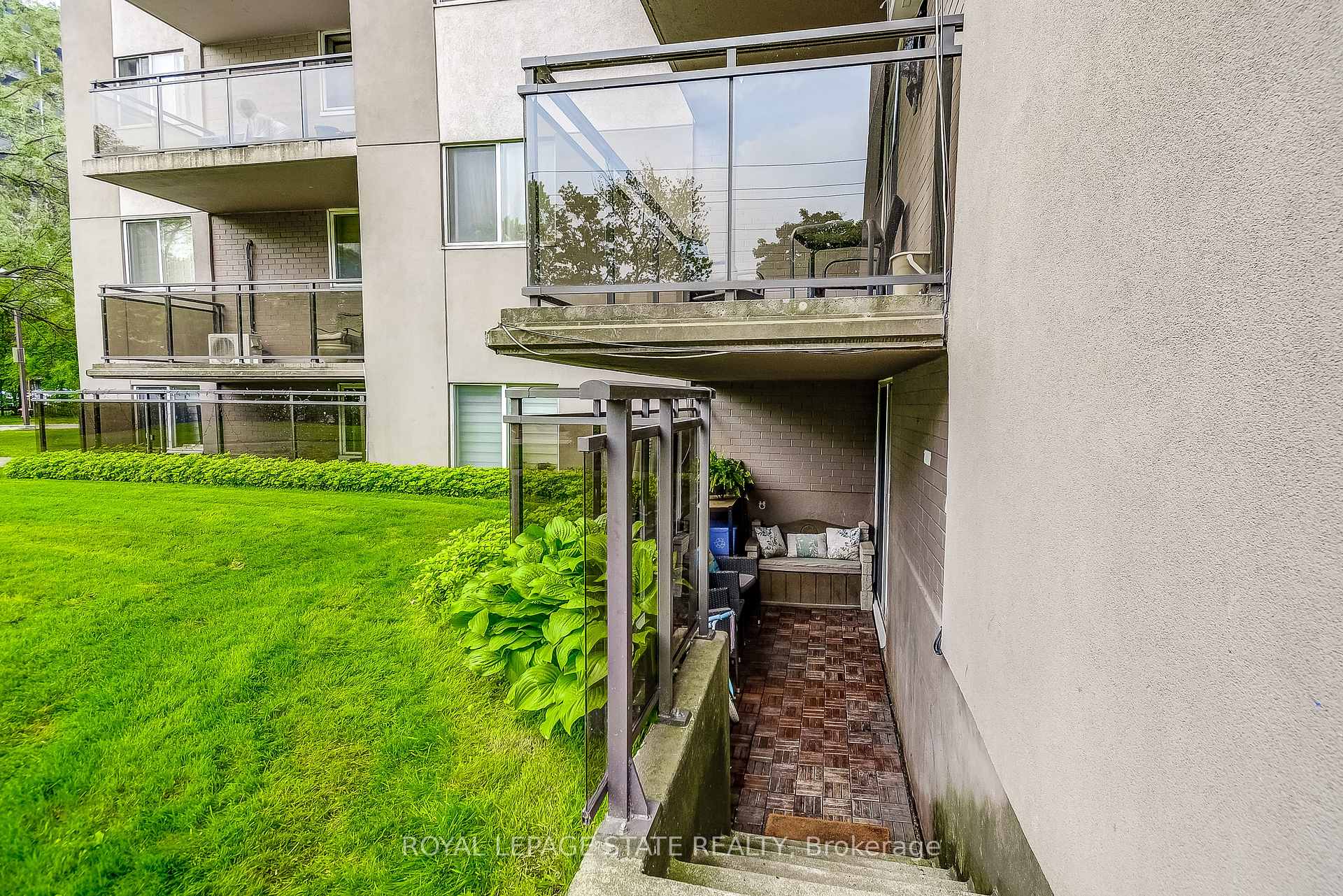 1 Bedroom Condo at 975 Warwick, Burlington For sale