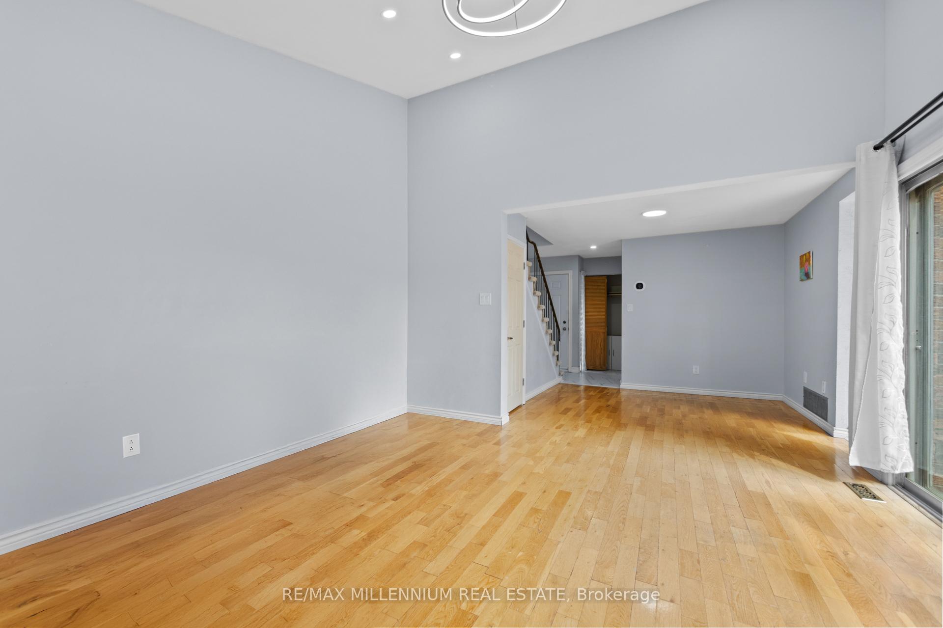 4 Bedrooms Condo at 3339 Council Ring, Mississauga For sale