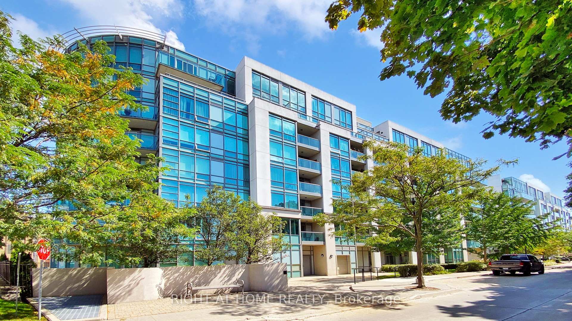2 Bedrooms Condo at 3840 Bathurst, Toronto For sale
